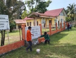 Camat Berserta Staf Kantor Kecamatan Longkib Laksanakan Jumat Bersih di Lingkungan Kantor