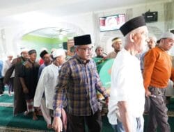 Sekdako Batam Ikut Menyolatkan Almarhum Mirwan
