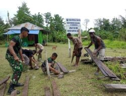 Wujud Kepedulian Satgas Yonif 122/TS Dengan Bantu Perbaikan Jembatan Penghubung Menuju Gereja GKI Eden Kampung Suskun Papua