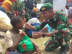 Wujud Kepedulian TNI, Satgas Yonif 125/SMB Kembali Bagikan Bingkisan Kasih di Senggo