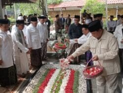 Ziarah ke Makam Gus Dur, Prabowo Subianto Langsung Dapat Dukungan Kiai Mataraman