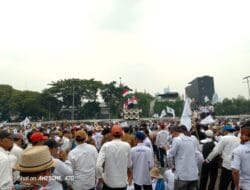 Tuntut Pengesahan UU Desa 6/2024, Massa Padati Gedung DPR RI