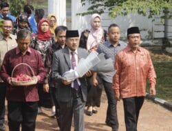 Memperingati Hari Pahlawan, Mahasiswa INSTBUNAS Berziarah Ke TMP Sawala