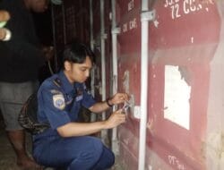 Petugas Jaga KPLP Pelabuhan Babang Menamba Gembok Konteiner Yang Diduga Berisi Barang Terlarang