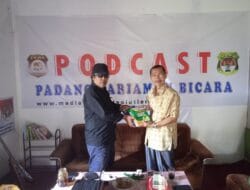 Datangi Studio Podcast Padang Pariaman Bicara, Armaidi Serahkan Sejumlah Buku Kepada  Owner MCS Tomy Chandra