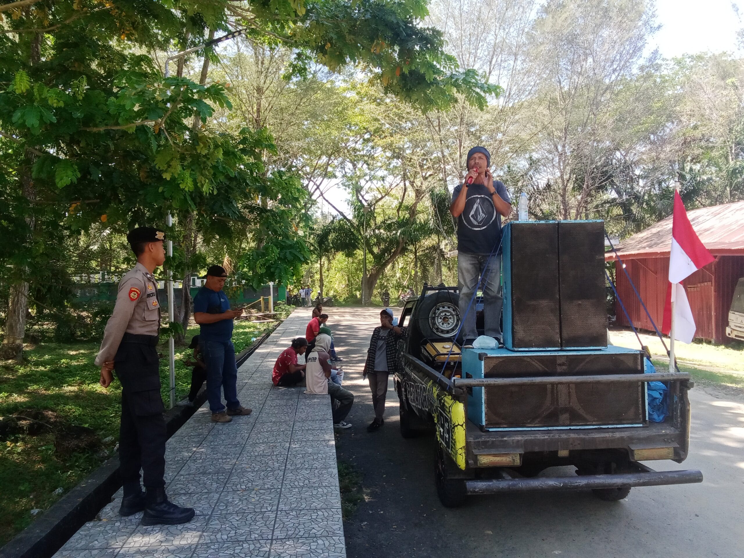 Massa aksi berorasi di depan kantor Bupati hal-sel
