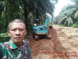 Anggota TNI Pelopori Pembukaan Akses Jalan di Areal PT Task Kecamatan Tualan Hulu
