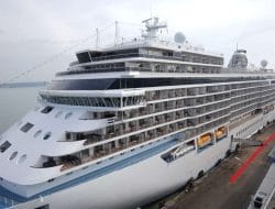 Kapal Pesiar Elite Seven Seas Explorer Sandar Lagi di Tanjung Perak