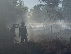 Tim Karhutla Perketat Pendinginan Lahan Terbakar di Desa Punggur Kecil Kubu Raya