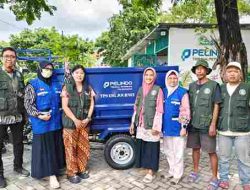TPS Serahkan Kendaraan Operasional untuk Bank Sampah di Perak Barat