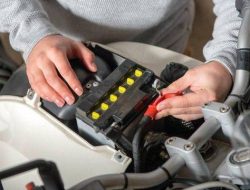 Tips menyimpan aki motor agar tetap optimal saat tidak digunakan