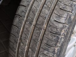 Segera ganti ban mobil sebelum kawat terlihat!