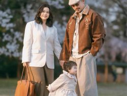 10 Foto Denny Sumargo dan Keluarga di Taman Sakura yang Menakjubkan