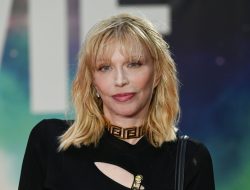Courtney Love urges Dave Grohl to end their bitter feud