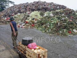 Ribuan Ton Sampah Mulai Dibersihkan di Pasar Induk
