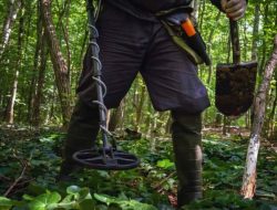 Metal detectorist finds England’s largest gold nugget with faulty gear