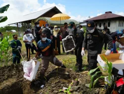 Empat Ton Buah dan Jamur Tidak Layak Konsumsi Dibakar
