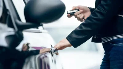 Orang yang Selalu Mengunci Mobil Dua Kali Punya 7 Ciri Kepribadian Ini, Kata Psikologi