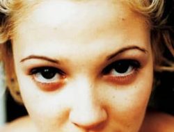 10 Awkward 90s Trends That Belong in the Past