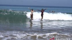 Peselancar Disabilitas Menggoyang Ombak Pantai Kuta di Hari Kartini