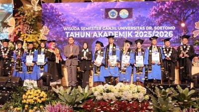 Unitomo Wisuda 972 Lulusan, Siap Ciptakan Lapangan Kerja