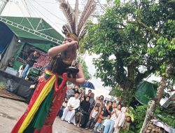 Tari Tradisional Dayak Iringi Arak-arakan Pengantin di Kota Besi Hulu