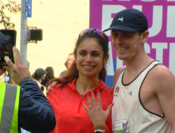 Austin Hedges proposes to girlfriend on field after victory