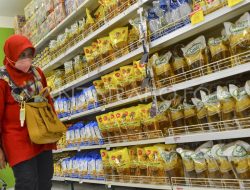 Harga beras dan minyak goreng melonjak, daya beli masyarakat menurun