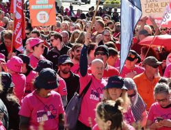 Teachers end pay deal after historic strike