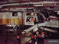 Lihat KRL Maut di Bekasi, Rangkaian Gerbong Dipotong Besi