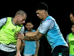 Janji Bernardo Tavares ke Bonek dan Bonita! Persebaya Surabaya target menang lawan Arema FC di derbi Jawa Timur