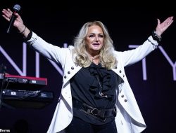 Bonnie Tyler revived after cardiac arrest