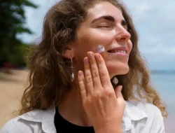 10 sunscreen terbaik untuk kulit berminyak dan berjerawat, ringan & non-komedogenik