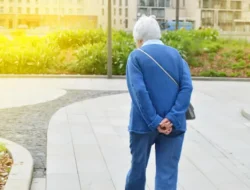Orang yang Berjalan dengan Tangan di Belakang Punggung: 7 Perilaku yang Mengungkap Psikologi Mereka