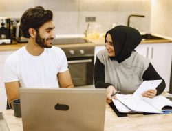 7 cara diskusi memulai bisnis sampingan bersama pasangan
