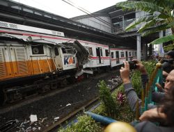 Kebiasaan Berbahaya di Perlintasan KA Bulak Kapal Bekasi: Selamatkan Jiwa, Lawan Preman