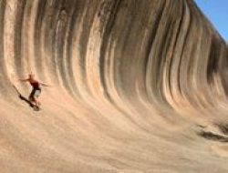 Bukan Ombak Nyata! Rahasia Geologi di Balik Wave Rock Australia: Karya Granit Jutaan Tahun
