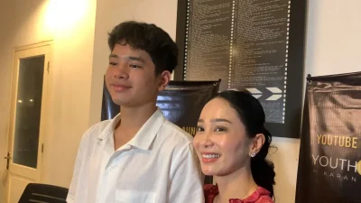 Anak Buat YouTube Bahas Politik, Bunga Zainal Dukung