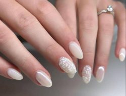 7 inspirasi nail art putih susu yang anggun dan abadi