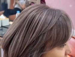 Tren pewarnaan rambut abu-abu yang personal, bukan sekadar pilih warna biasa