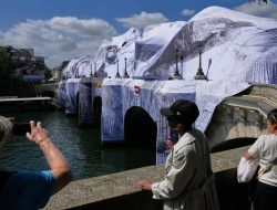 JR’s Monumental Cave Transforms Paris’ Pont Neuf