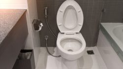 Cara mudah atasi bau tidak sedap di toilet saat hujan