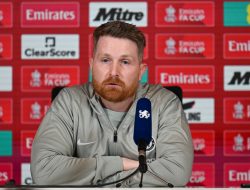Who is Calum McFarlane, Chelsea’s interim manager?