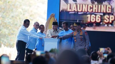 Pesan Prabowo Saat Panen Jagung di Tuban