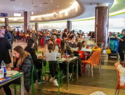 Loud Restaurants Push Diners Away as Brits Avoid Noisy Tables