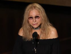 Barbra Streisand Skips Cannes After Knee Injury