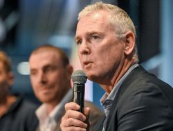 “I can’t see anyone taking this job”: Simpson’s harsh take on Essendon’s dilemma as Hird’s shadow grows