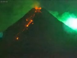 Stunning meteor flashes over erupting Philippine volcano