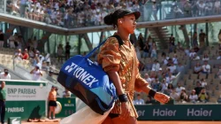 Naomi Osaka Tampil Glamor dengan Gaun Emas dan Menangkan French Open 2026