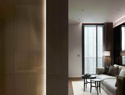 Desain interior apartemen mewah Bangkok dengan nuansa gelap